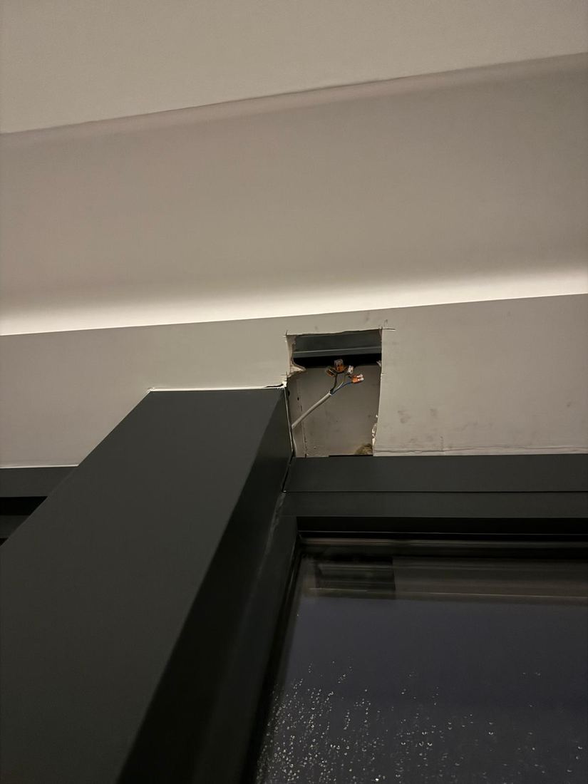 Opening in de muur voor de doorvoer van kabels voor elektrische rolluiken