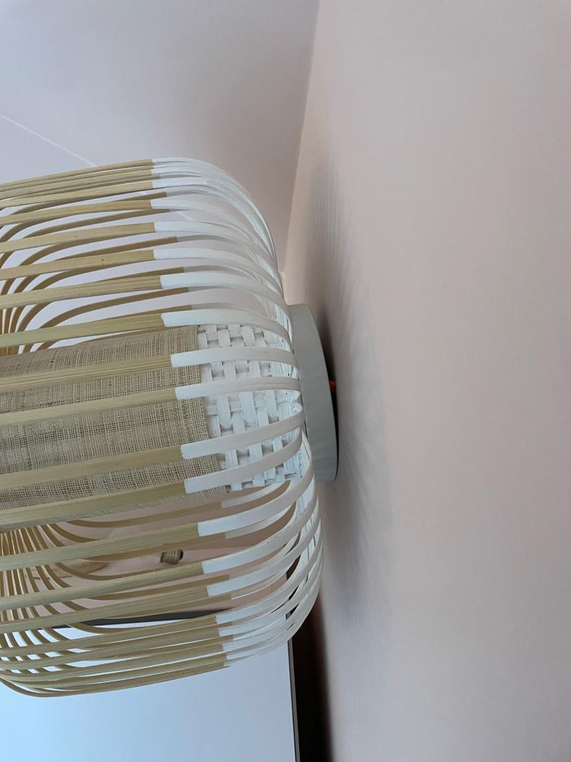 Slecht bevestigde wandlamp vóór herstelling
